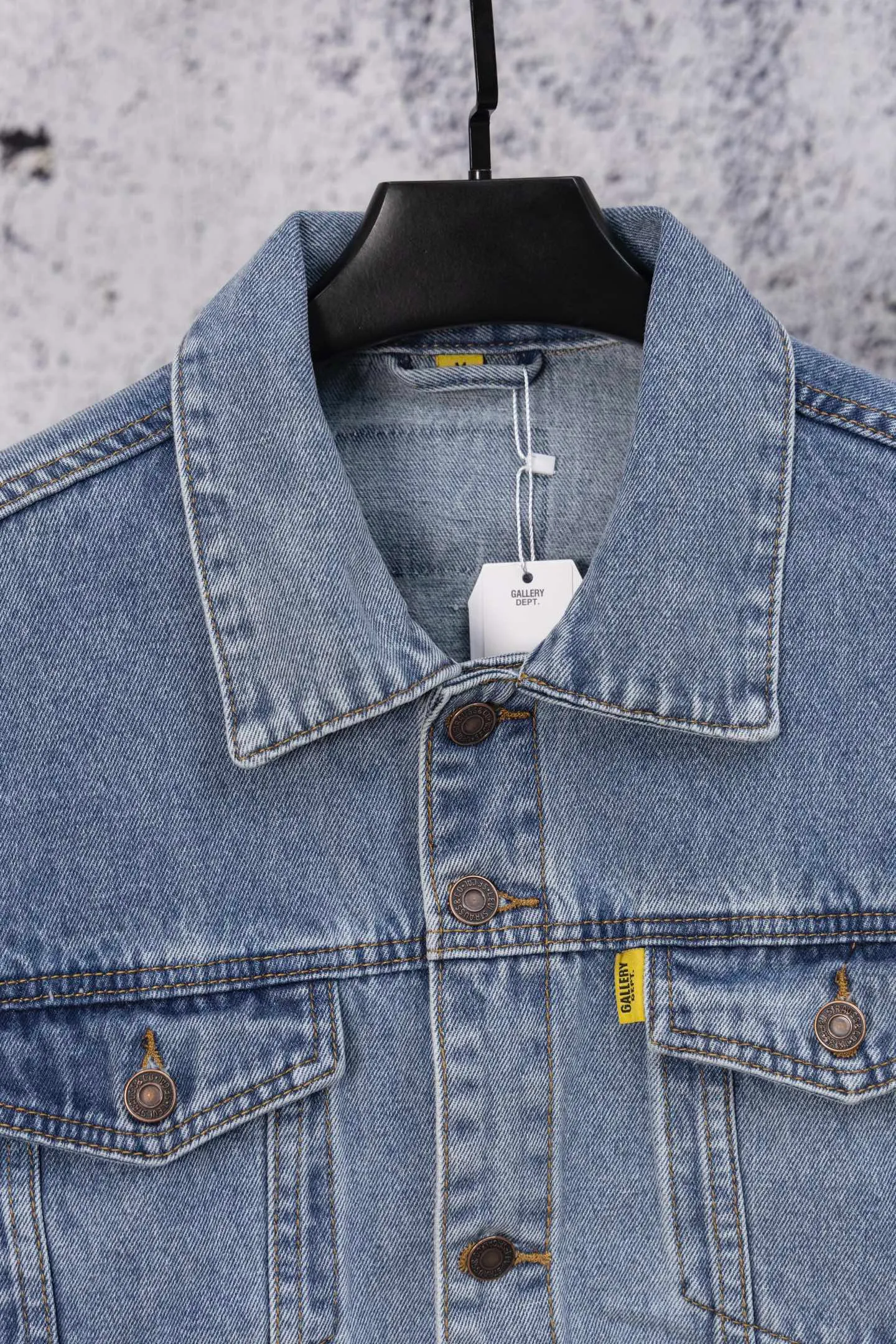 💰280 GALLERY DEPT. 22fw Vintage Andy Denim Jacket Embroidered Black Logo Washed Distressed Denim Jacket Denim Jacket Same Style for Couples Gallery Dept. was born in the soil of Los Angeles street culture. With the core concept of "art is daily life", it deeply integrates traditional denim craftsmanship with modern graffiti art. The brand transforms old denim, Vintage T-shirts and other items by hand, giving them personalized elements such as wear, splashing, splicing, etc. Each piece is hand-finished by craftsmen and has both artistic collection value and practical function. In 2021, the joint capsule series with French veteran Lanvin and the cooperation with Chrome Hearts have attracted the attention of the fashion industry, confirming its transformation from an independent studio to an international trend symbol. Gallery Dept. targets the global fashion pioneer group aged 18-35 and positions itself as a "high street art trendy brand". Its core competitiveness lies in: • Cultural symbol output: Through endorsements from stars such as Virgil Abloh, Jennie, and Justin Bieber, it strengthens the brand's benchmark status in the hip-hop and fashion circles. Size: S-XL